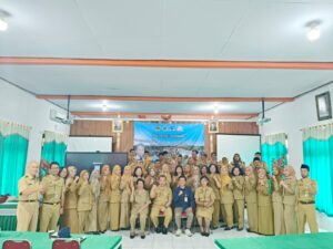 Foto Bersama para guru SMA Negeri 1 Tengaran dan setelah mengikuti praktik pembuatan media pembelajaran berbasis koding dalam kegiatan In House Training (IHT) dengan narasumber.